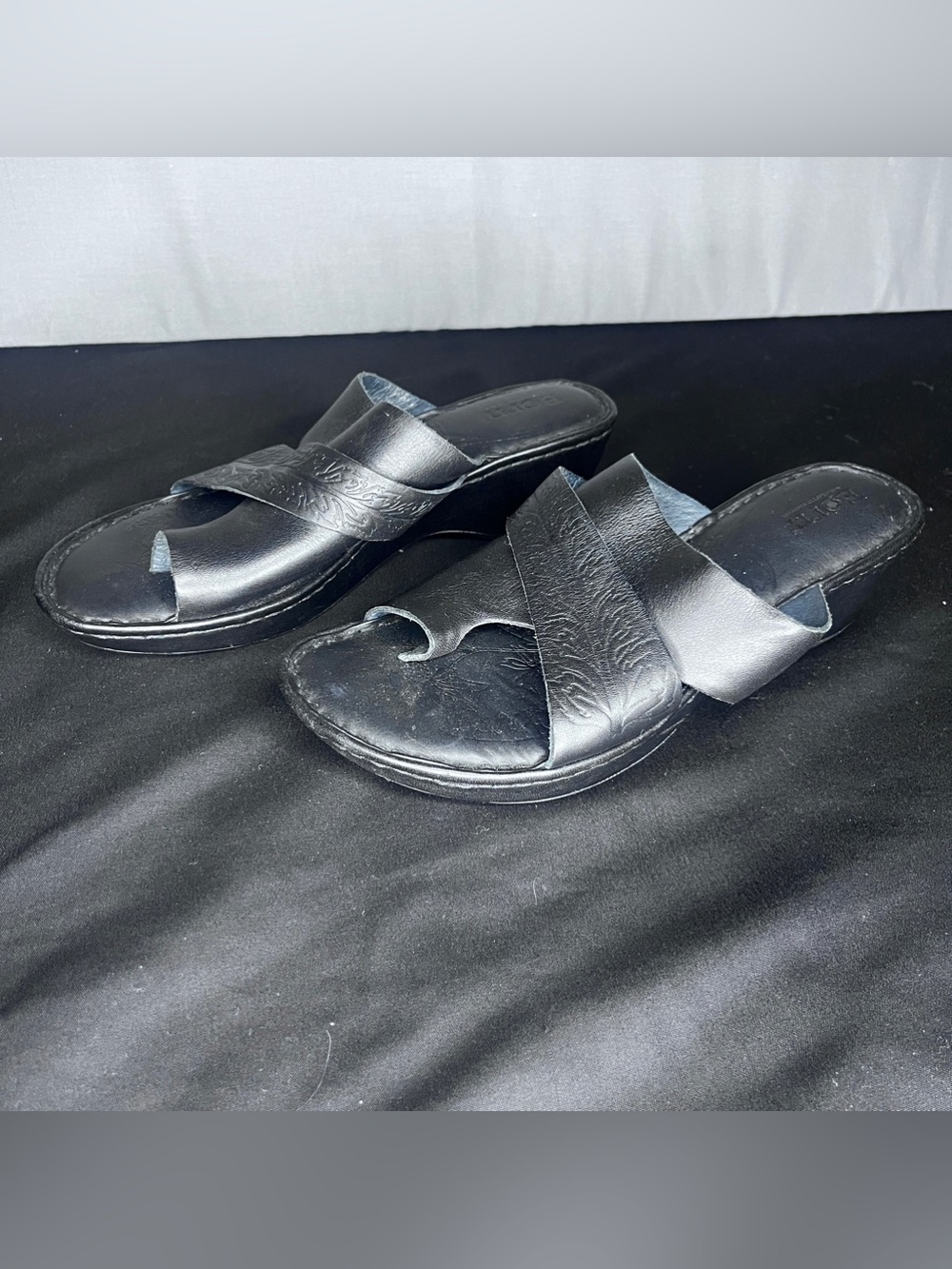 Born Women’s Black Slide Sandals with Toe Loop Size 8